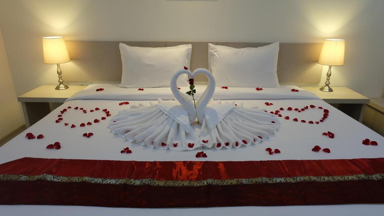 Baron Residence Bangkok Luaran gambar