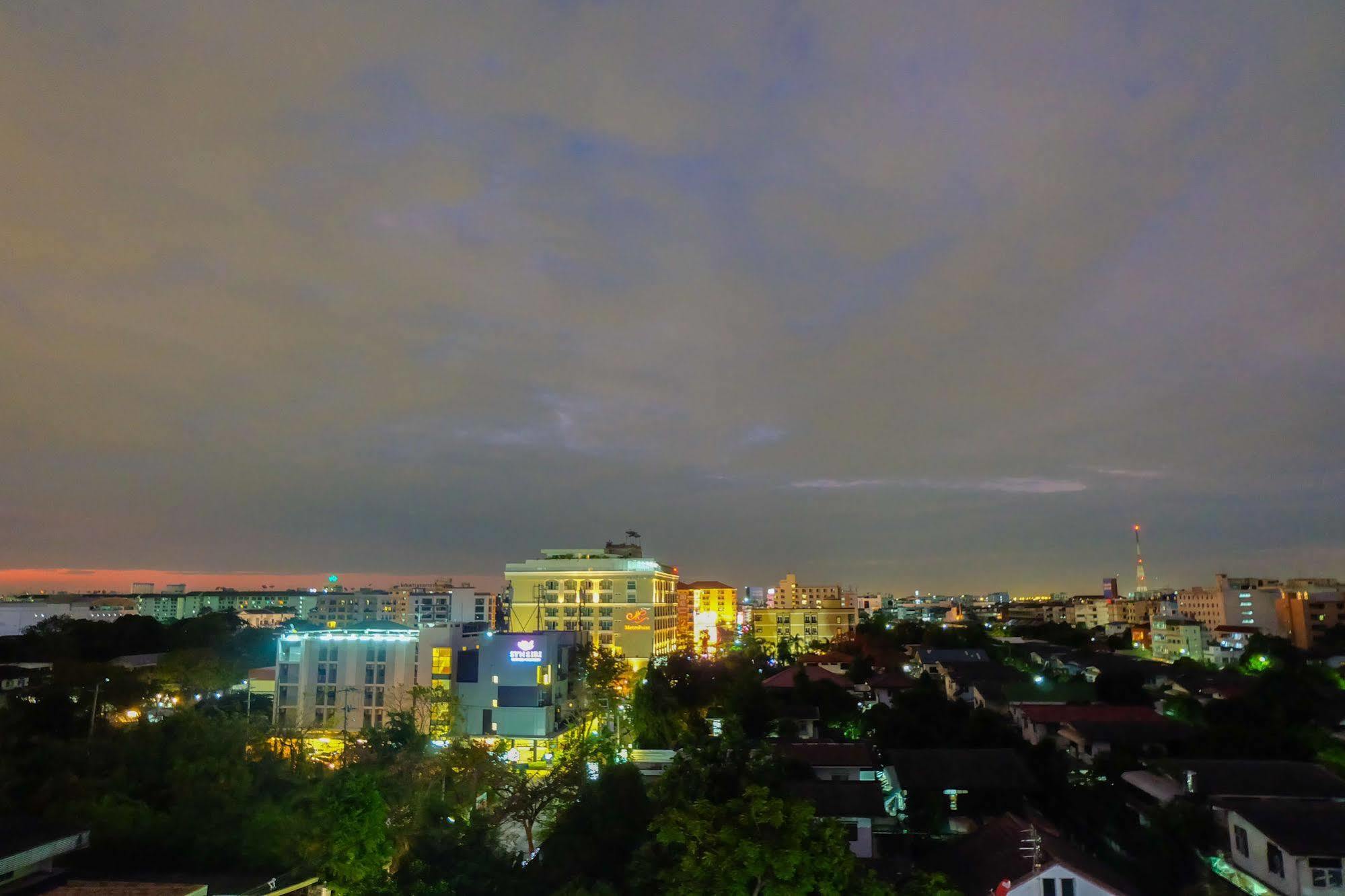 Baron Residence Bangkok Luaran gambar