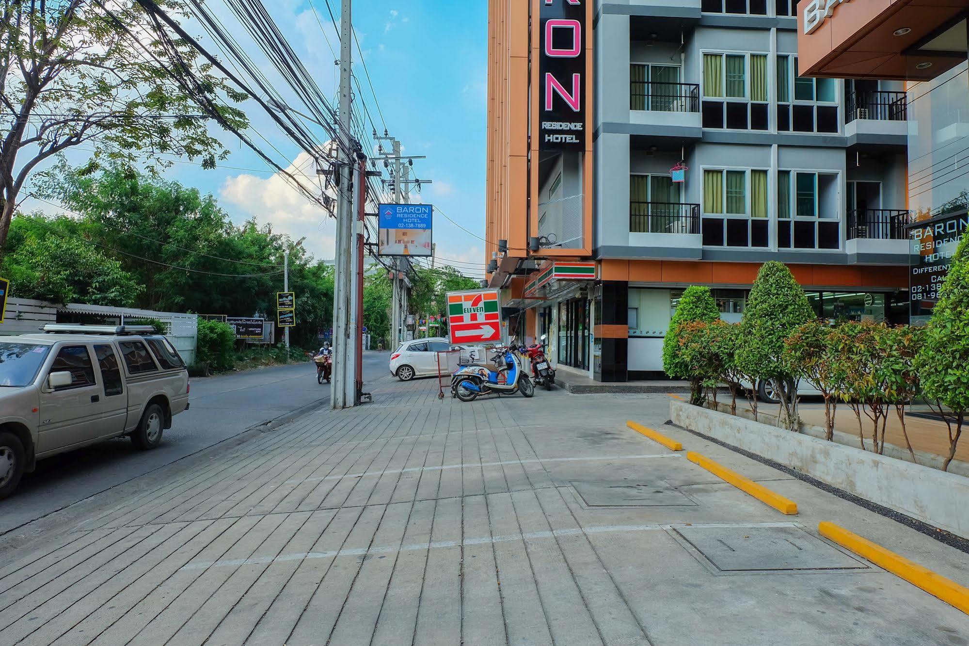 Baron Residence Bangkok Luaran gambar